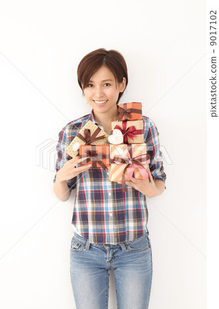A woman holding lots of gifts 9017102