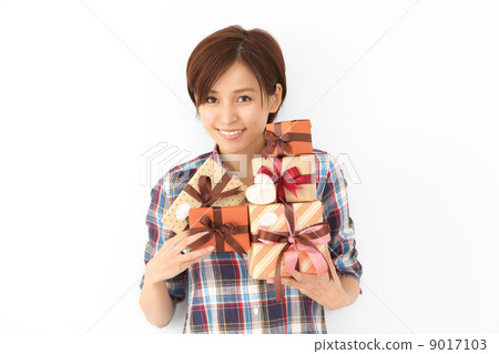 A woman holding lots of gifts 9017103