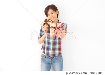 A woman giving a gift 9017105
