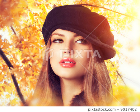 Autumn Woman in a Beret. Hat. Fashion Autumn Wear 9017402