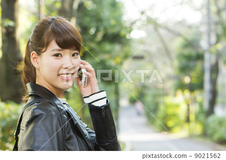 使用智能手機的女性形象 9021562