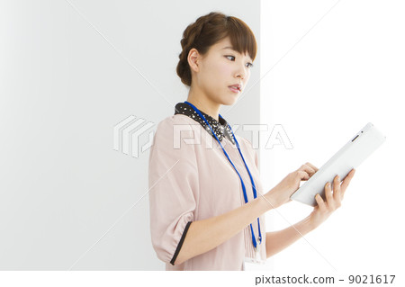 使用平板電腦的女性形象 使用平板電腦的女性形象 9021617
