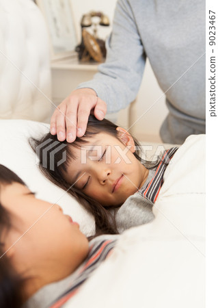 Sleeping sister and dad - Stock Photo [9023467] - PIXTA