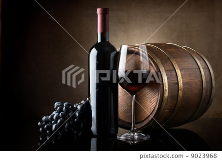 Red wine and wooden barrel Red wine and wooden barrel 9023968