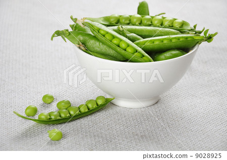 fresh green peas 9028925