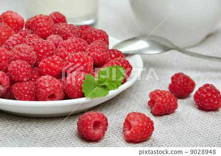 fresh raspberries fresh raspberries 9028948