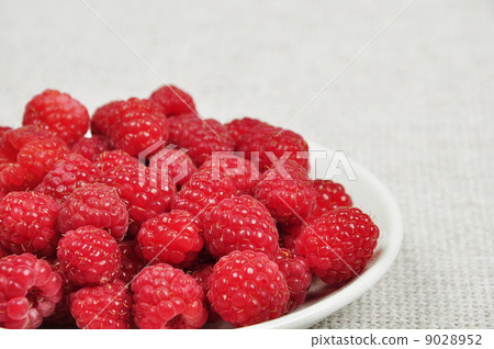 ripe raspberries 9028952