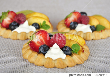 tarts with berries 9028956