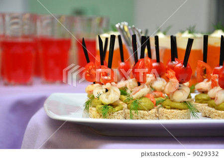 Shrimp canapes with tomato 9029332
