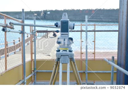 Light wave range finder 9032874