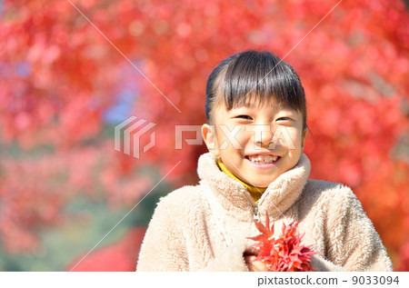 Girls enjoying autumn leaves hunting Girls enjoying autumn leaves hunting 9033094