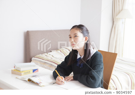 女孩初中在家學習 女孩初中在家學習 9034597