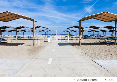 Rows of the palm leaf sun shades on the beach 9034779