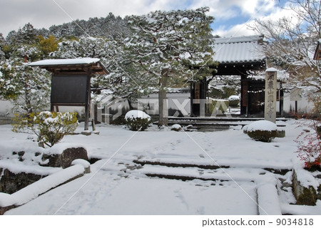 Snow make-up scenery of Kyoto Ichijoji Temple 9034818