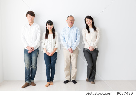 Two generations family image 9037459