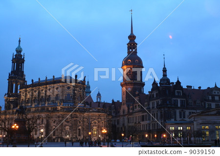 德累斯頓中央廣場夜視圖德國老城市 9039150