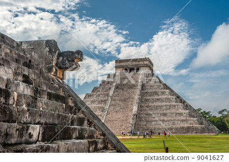 El Castillo or Temple of Kukulkan pyramid, Chichen Itza, Yucatan 9041627