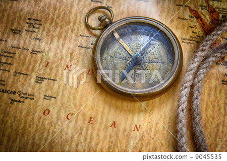 compass on  map 9045535