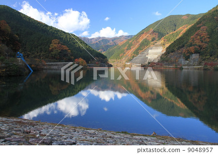 飯能市的Okuri湖 9048957