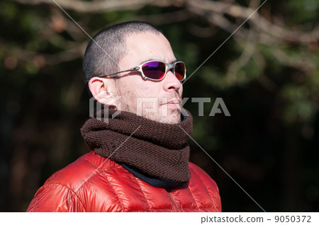 一個戴著墨鏡的男人 一個戴著墨鏡的男人 9050372