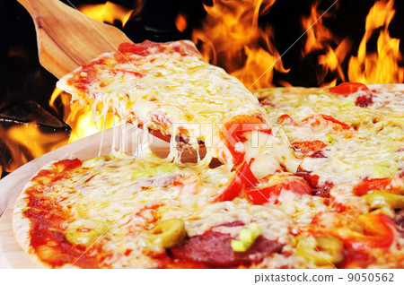 fresh baked pizza 9050562