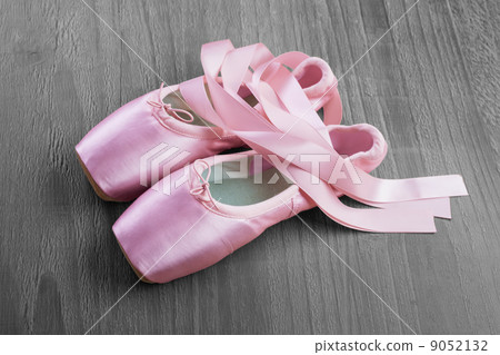 圖庫照片: new pink ballet pointe shoes