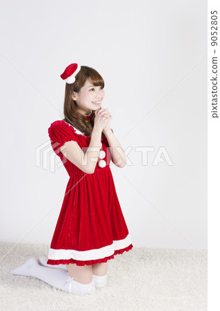 一位年輕的女士在聖誕老人 一位年輕的女士在聖誕老人 9052805