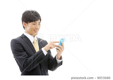 使用智能手機的商人 9053080