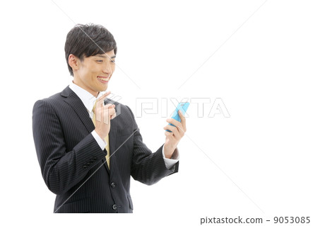 使用智能手機的商人 9053085