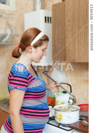 woman cooking dumplings in the pan 9054913