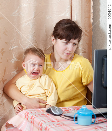 mother   working  with computer 9054942