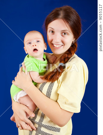mother with her baby 9055117