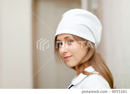 Positive young nurse 9055381