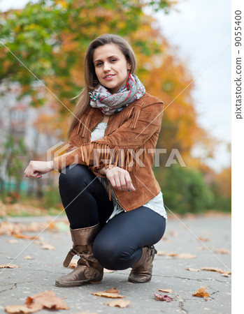 girl in autumn park 9055400