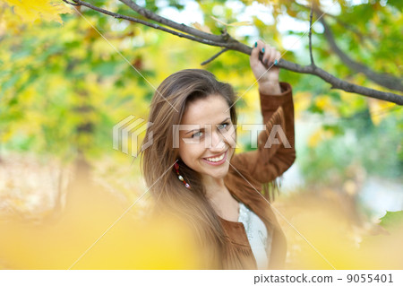girl at autumn park 9055401