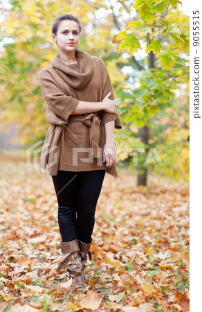 girl in autumn park 9055515