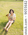 Horn player image (sitting, lawn) 9055682