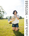 Horn player image (knee standing, lawn) 9055688