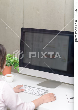Women in desk work 9056138