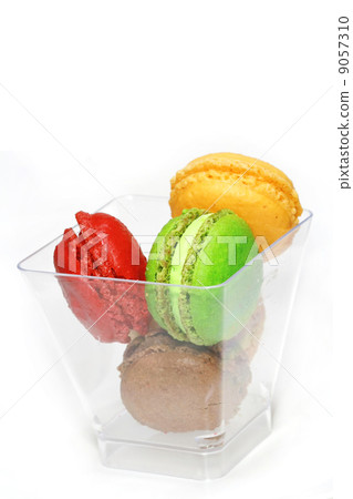 Colorful macaroons in glass Colorful macaroons in glass 9057310