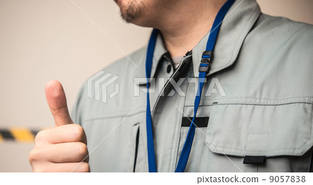 野蠻工人豎起大拇指 9057838