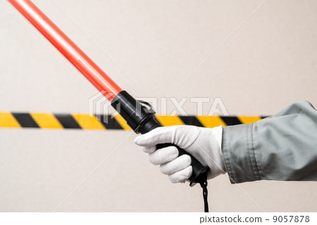 Traffic inducer with guidance light 9057878