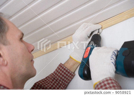 Installing molding to ceiling 9058921
