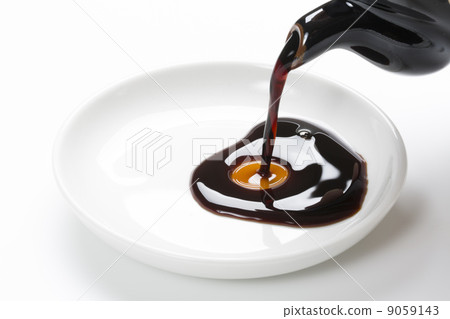 Pour sashimi soy sauce Pour sashimi soy sauce 9059143
