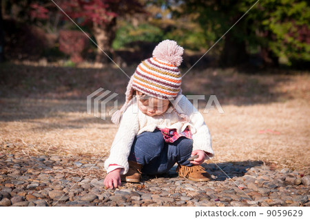 使用與蹲下的女孩 9059629