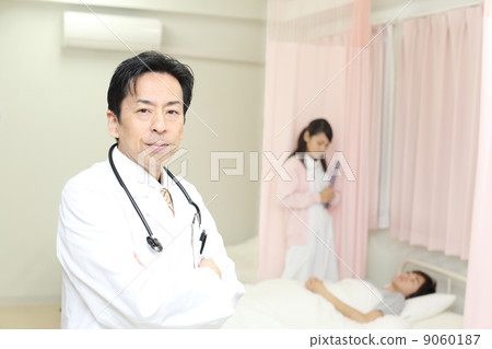 站立在醫房的醫生 9060187