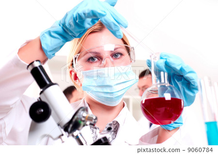 chemist working in the laboratory 9060784