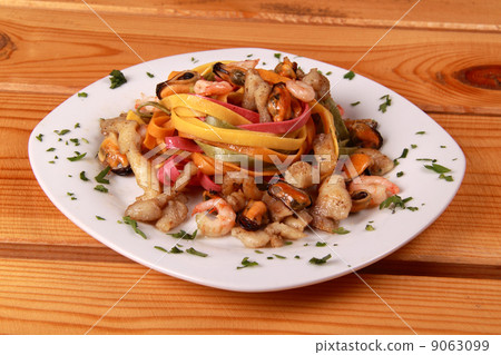 background of prawns fish and spagetti with salad 9063099