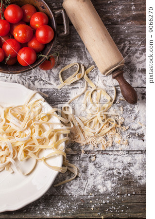 Raw homemade pasta with tomatoes Raw homemade pasta with tomatoes 9066270