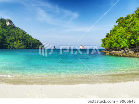 Clear water and blue sky 9066645